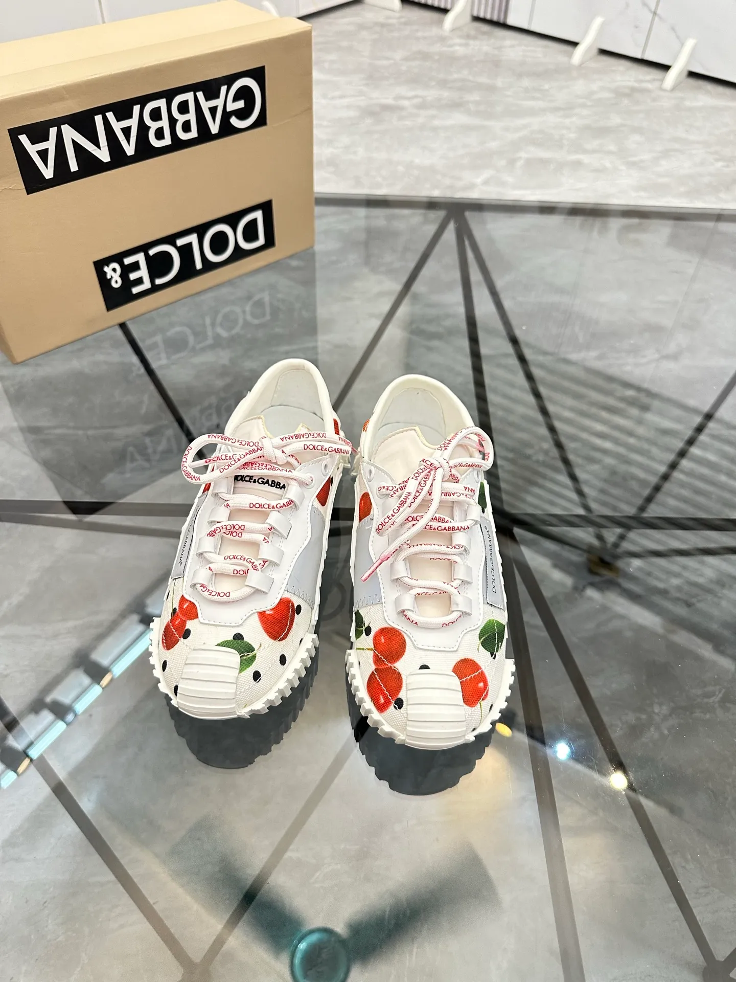Men's shoes: 💰P440¥ Product trademark: DG "Dolce & Gabbana*" low-top sports shoes Regular size: 35-44 (can be customized to 45.46.) Couple style Product materials: Upper imported cowhide stitching original material, breathable lining, original outsole. Number: 803